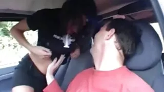 A menina dá um boquete videos de pono brasileiro chique para um amigo.