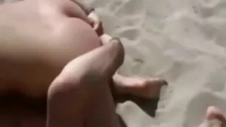 Gozada sobre a menina na vídeo pornô de mulher brasileira língua.