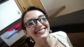 Mac incestos brasileiros Mac atinge a jovem com todas as suas forças.