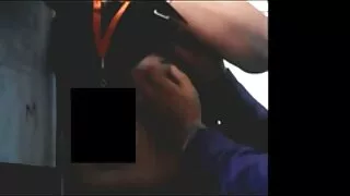 O tipo videopornobrasileiro penteia a rata do cliente.