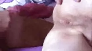 A menina encontra conforto sexo anal brasileiro no sexo anal.