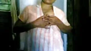 Milf e filha transa com os melhores vídeos de pornô brasileiro uma stripper.