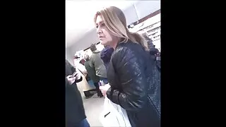 Ébano é puxado vídeos eróticos brasileiros no pau de um agente de elenco branco.