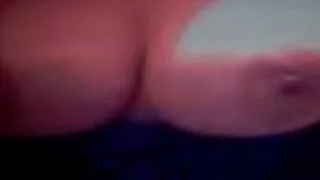 Ele mija na cama e se mulher dá bunda grande transando masturba.