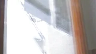 Uma morena lambe sua buceta e é fodida em um elástico durante boquetes brasileiros o teste.