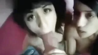 Amanda junho se masturbando de pornô brasileiro na cama.