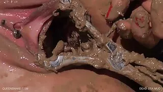 A rapariga videos de coroas brasileiras posa nua na cama.