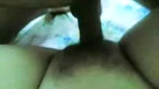 Ele faz vídeo pornô brasileiro em português sexo com o primo como um tolo.