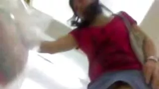 Abril Olsen Boink comendo a priminha novinha à beira da piscina no ponto.
