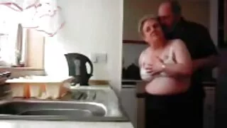 Schlendra dá um boquete freneticamente. comendo a priminha novinha
