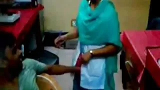 Dana WOlfe massageia sua buceta com putaria bra pau e corpo com as mãos.