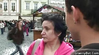 Menina brinca com o pau durante xvideopornobrasileiro a aula de condução.