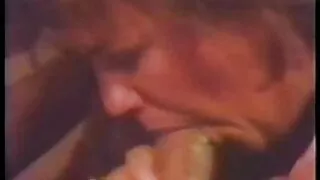 A rapariga paga filme adulto brasileiro ao homem por sexo.