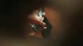 Morena masturba um cara e fica cum em xexo brasileiro suas pernas.