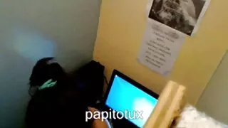 As raparigas fodem pornô brasileiro caseiro em estado excitado à beira da piscina.