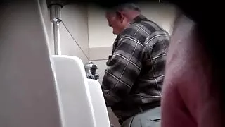 A menina perde a boafodabrasil inocência com dois amigos.