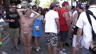Ter vídeo de pornô de mulher brasileira relações sexuais no ginásio.