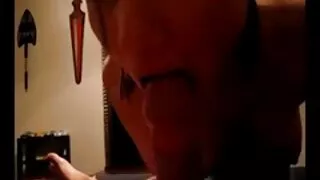 A morena incendiária não se preocupa em foder na frente sexo com mulher da bunda grande da câmera com um homem estiloso.