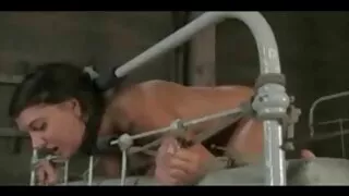 Enteada fode pornô nacionais com padrasto enquanto carrega sua buceta.