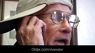 Ela chupa um pau gordo xvideos com coroas brasileiras e fode como uma vagabunda.