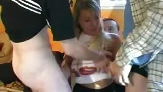 A bunda de April massagem erotica brasileira Olsen foi perfurada por um galo.