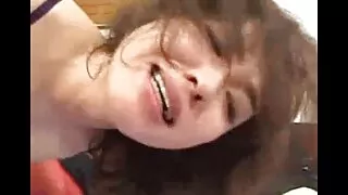 Morena em lingerie vermelha se masturba. brasileira novinha gostosa