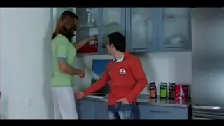 A menina dá a bunda para o filme de pornô das brasileiras vencedor em um cartão.