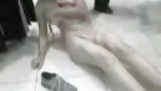 Menina feia se masturba suruba com brasileiras ativamente na frente da câmera.